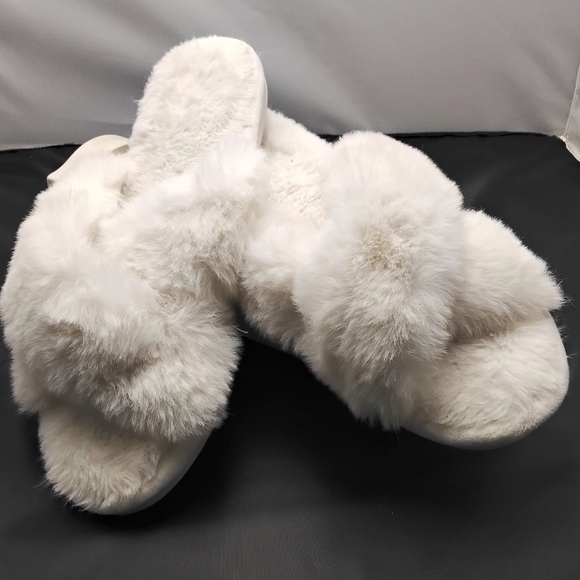 Source unknown- Plush, fuzzy ivory ,slipper - Picture 1 of 3